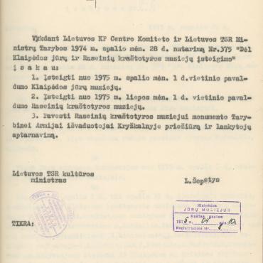1975 m. balandžio 1 d. Lietuvos TSR kultūros ministro Liongino Šepečio įsakymas Nr. 105 dėl vietinio pavaldumo Klaipėdos jūrų muziejaus įsteigimo nuo 1975 m. spalio 1 dienos. Įsakymas rėmėsi Lietuvos komunistų partijos centro komiteto ir Lietuvos TSR Ministrų tarybos 1974 m. spalio 28 d. nutarimu Nr. 375 „Dėl Klaipėdos jūrų ir Raseinių kraštotyros muziejų įsteigimo“ Lietuvos jūrų muziejaus archyvas