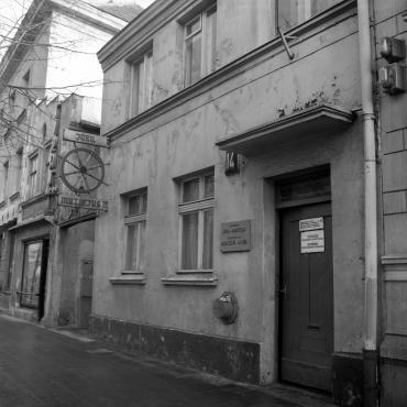 Namelį (H. Manto g. 14), kuriame įsikūrė Klaipėdos jūrų muziejus, puošė iš tolo matoma iškaba – originalus ąžuolinis XX a. pradžios laivo šturvalas. Ant pravirų durų matomos informacinės lentelės su užrašais – administracija dirba 9-18 val. / išeiginės šeštadienis ir sekmadienis ir uždaryta / ekspozicijos rekonstrukcija. 1975–1979 m. Nuotraukos autorius B. Aleknavičius Lietuvos jūrų muziejus