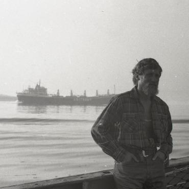 A. Každailis vidutiniame žvejybiniame traleryje „Kalvarija“ jūrų gamtos eksponatų rinkimo ekspedicijoje centriniame rytų Atlanto vandenyno regione, 1975 m. Nuotraukos autorius Eugenijus Buivydas. Lietuvos jūrų muziejus