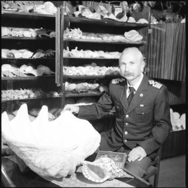 Locmanas ir kolekcionierius Feliksas Rimkevičius prie tridaknos ir kitų kriauklių Lietuvos jūrų muziejaus saugykloje. XX a. 10 dešimt., nuotraukos autorius B. Aleknavičius. Klaipėdos apskrities Ievos Simonaitytės viešoji biblioteka