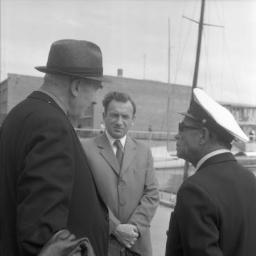 Žurnalistas Venantas Butkus (centre). Kairėje ir dešinėje – buriuotojai Salys Šemerys-Šmerauskas ir Stasys Marcinkevičius. 1974 m., nuotraukos autorius B. Aleknavičius. Klaipėdos apskrities Ievos Simonaitytės viešoji biblioteka