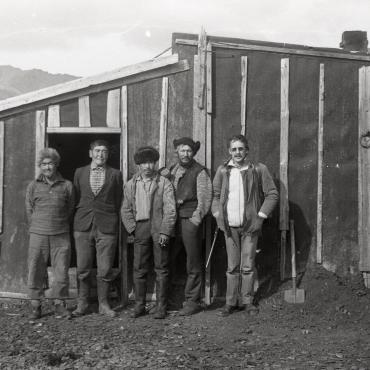 Klaipėdos jūrų muziejaus taksodermistas Alvydas Laurinavičius ekspedicijos prie Beringo jūros metu su jūros vėplių medžiotojais, 1984 m. Nuotraukos autorius nežinomas. Lietuvos jūrų muziejus