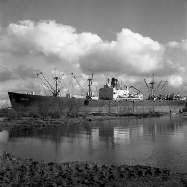 Antrojo pasaulinio karo laikų „Liberty“ tipo krovininis garlaivis „Tungus“ Klaipėdos uosto Malkų įlankoje, 1970 m. Nuotraukos autorius Bernardas Aleknavičius. Klaipėdos apskrities Ievos Simonaitytės viešoji biblioteka