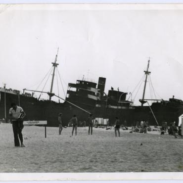 Garlaivis „Hans Bernstein“ Smiltynėje „vyrų pliaže“, XX a. 8 dešimt. Nuotraukos autorius nežinomas. Lietuvos jūrų muziejus