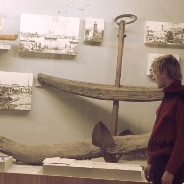 Laivybos istorijos ekspozicinis kambarys namelyje (H. Manto g. 14), XX a. 8 dešimt. Nuotraukos autorius nežinomas. Lietuvos jūrų muziejus