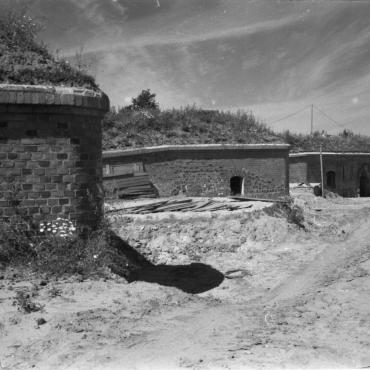 Vienišas Nerijos fortas, laukiantis muziejaus: pabūklų aikštelės ir blindažai, XX a. 8 dešimt. Nuotraukos autorius Vytautas Karaciejus Lietuvos jūrų muziejus