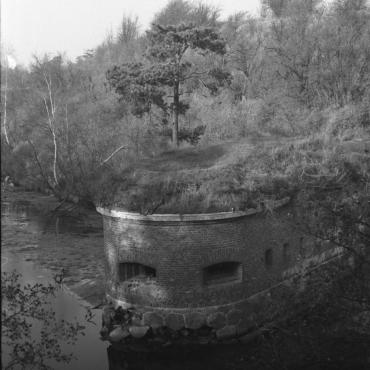 Vienišas Nerijos fortas, laukiantis muziejaus: viena iš kaponierių (išorinis gynybinis forto statinys su šaudymo angomis, apsuptas fosos – gynybinio griovio – vandeniu). 1973 m. Nuotraukos autorius Aloyzas Každailis Lietuvos jūrų muziejus