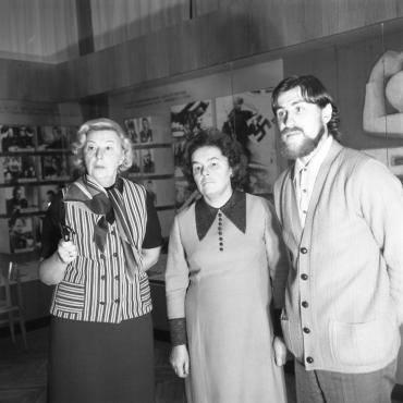 Klaipėdos kraštotyros muziejaus direktorė Bronė Elertienė (kairėje), rinkinių skyriaus darbuotoja Nina Abramčikienė ir istorikas muziejininkas Aloyzas Každailis, 1965 m. Nuotraukos autorius B. Aleknavičius. Klaipėdos apskrities Ievos Simonaitytės viešoji biblioteka